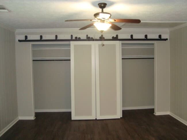 Building Photo - Renovated 4 bedroom available now to rent!