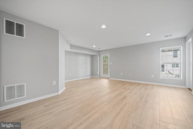 Building Photo - 103 Holmes St