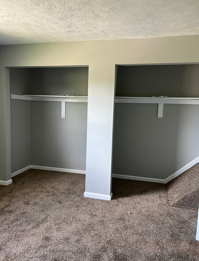 Bedroom #1 w/ 2 closet doors - 4920 Drayton Rd