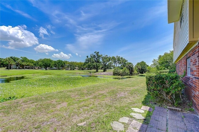 Building Photo - 200 Country Club Dr