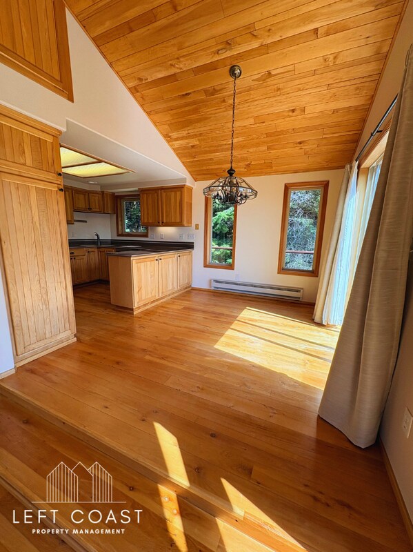 Building Photo - 7205 SW Burl Dr