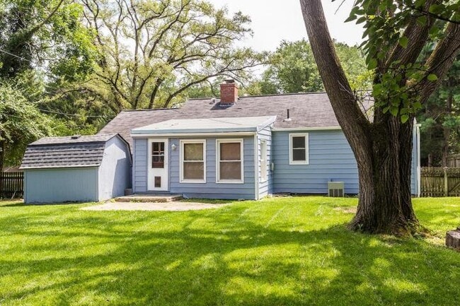 Building Photo - Worthington Colonial Hills with Attached Single Car Garage