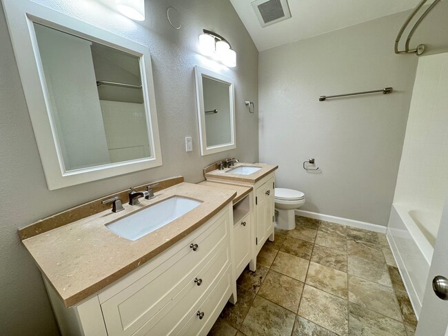 Building Photo - Beautiful two story townhome in Sunset Par...