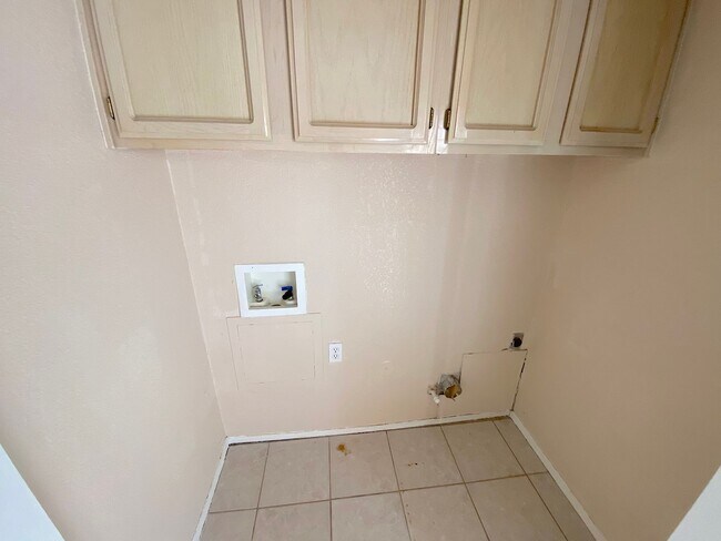 Building Photo - Northeast El Paso 4 bed with Refrig A/C