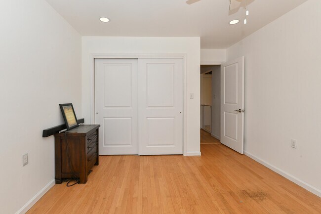 Building Photo - 533 Madison St