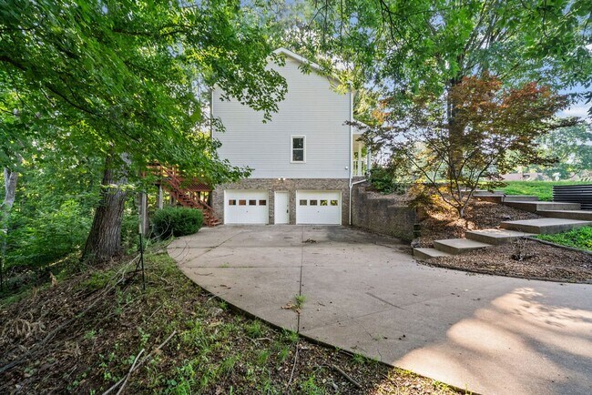 Building Photo - Pet Friendly Three Bedroom!