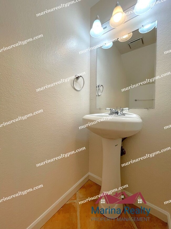 Building Photo - 211 Del Luz Ct