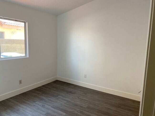 Building Photo - East Lancaster 4+2