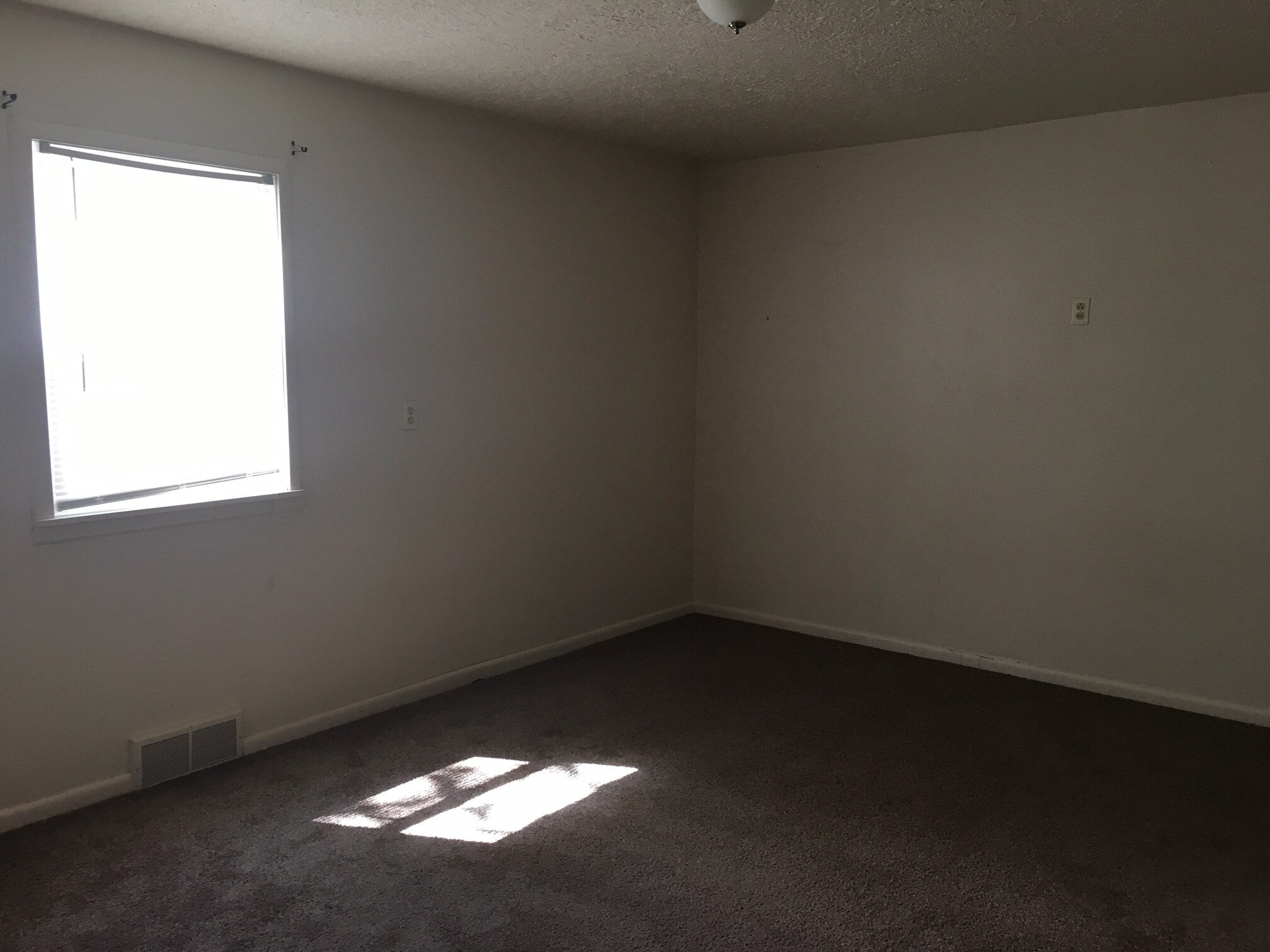 Building Photo - 1204 W Maple St