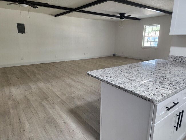 Building Photo - 3014 N Garden Ave