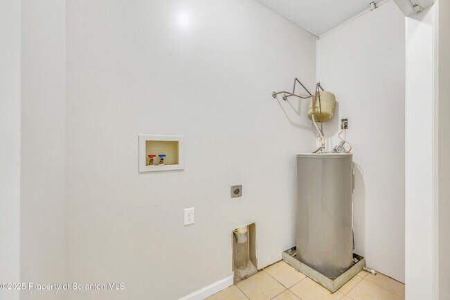 Building Photo - 108 E Market St