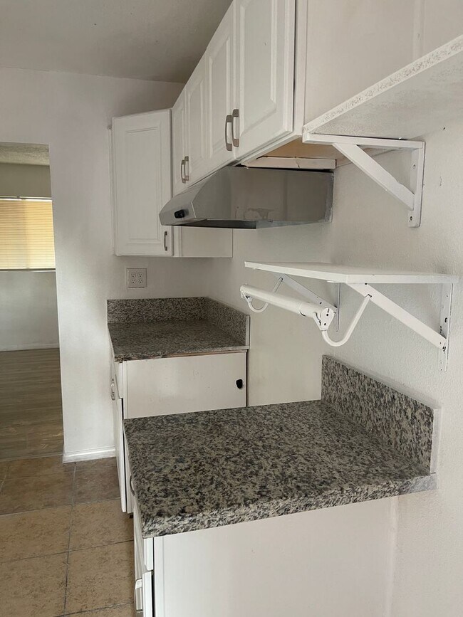 Building Photo - House For Rent