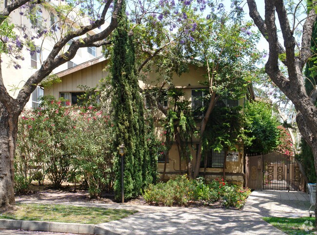 Building Photo - 418 N Palm Dr