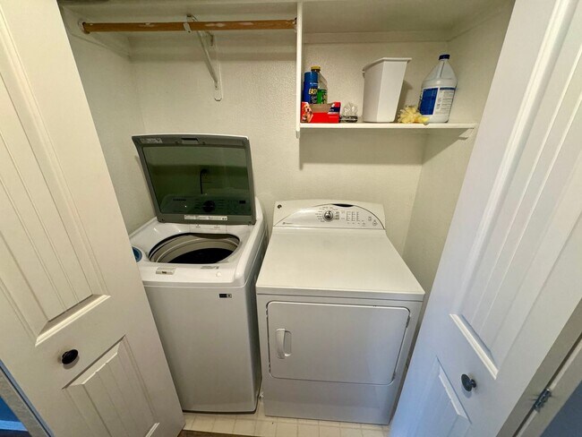 Building Photo - Beautiful Home in Prime Meridian Location