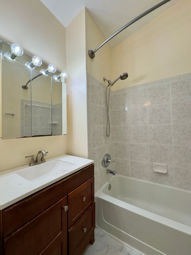 Building Photo - Spacious 4Bed/3.5Bath in Woodlawn