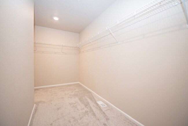 Building Photo - Nearly New Dupont Home 3bed and 2.5 Bath 1...