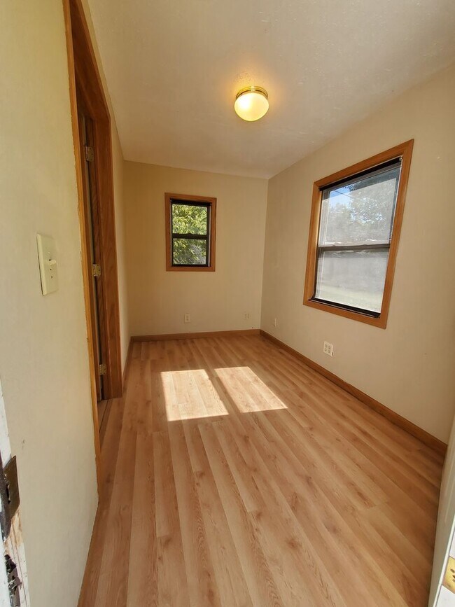 Building Photo - Remodeled 3-4 bedroom, open floor plan, Ne...