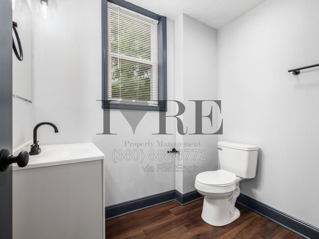 Building Photo - 806 Sullivant Ave