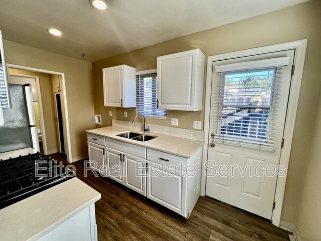 Building Photo - 9124 1/2 Rosedale Drive - 1