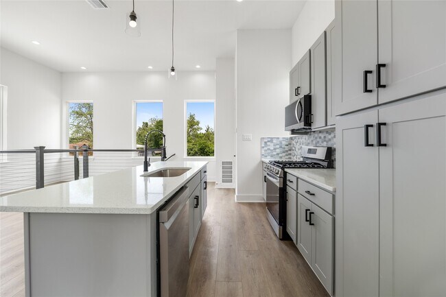 Building Photo - 947 Green Meadow Ln