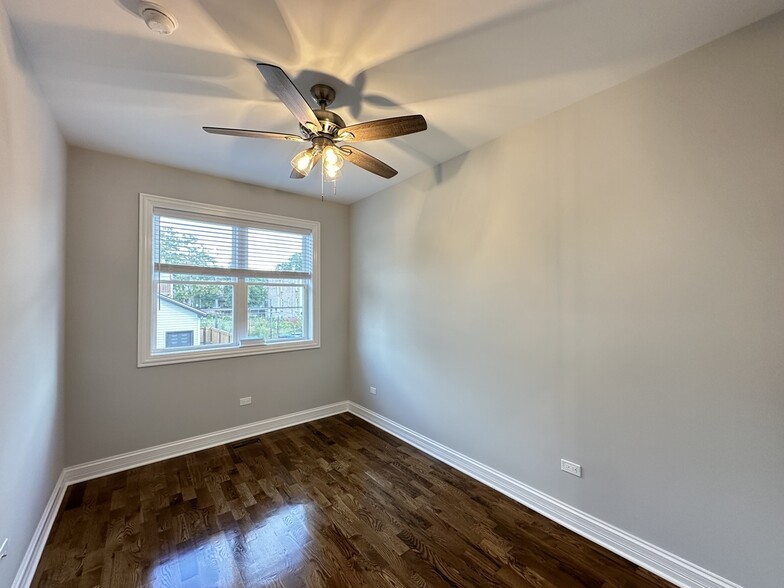 Building Photo - 527 N Springfield Ave