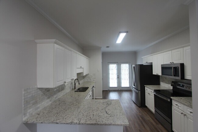 Building Photo - Wonderful and Large 3 Bedroom 2.5 Bath Townhome w/Garage