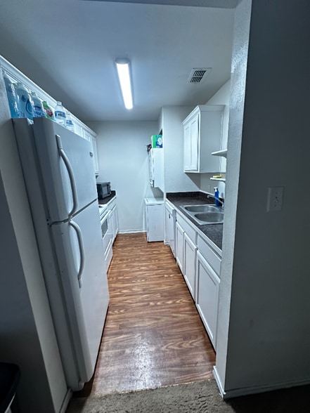 Building Photo - 852 W Vanderbilt St