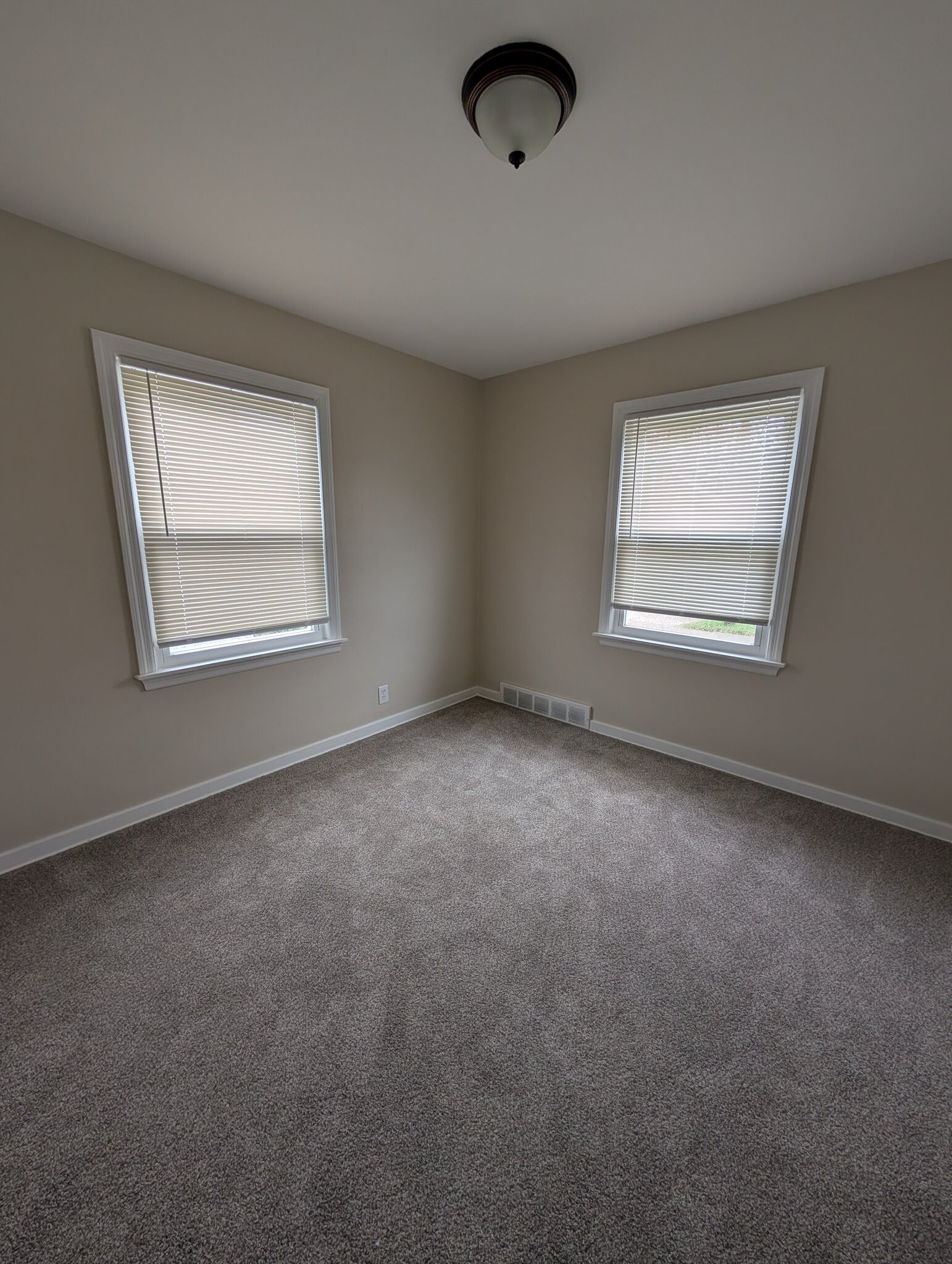 Building Photo - 807 Thurman St