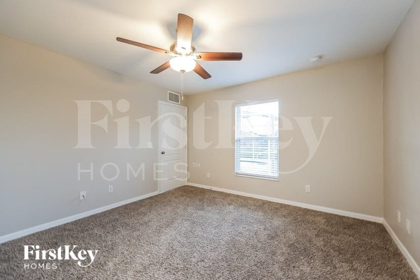 Building Photo - 1145 Edgewood St E