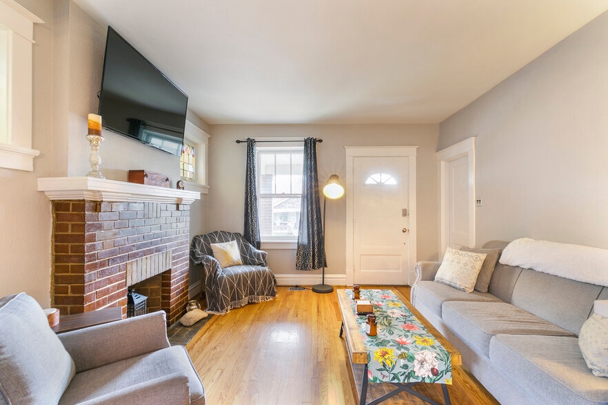 Living room - 4945 Delor Street