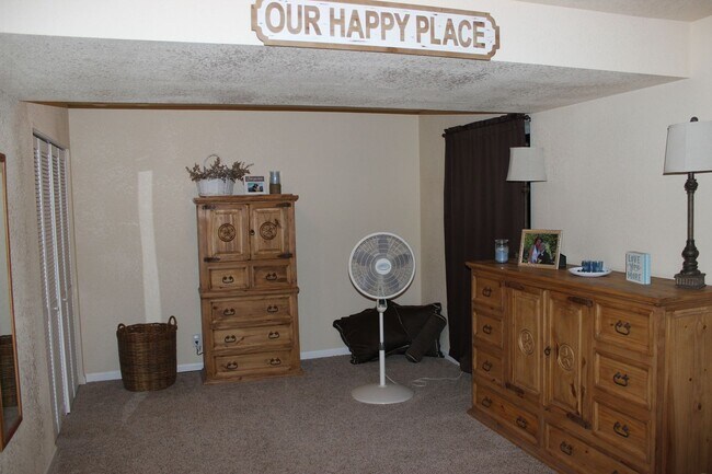 Building Photo - 3 BEDROOM HOME IN WIDEFIELD!!
