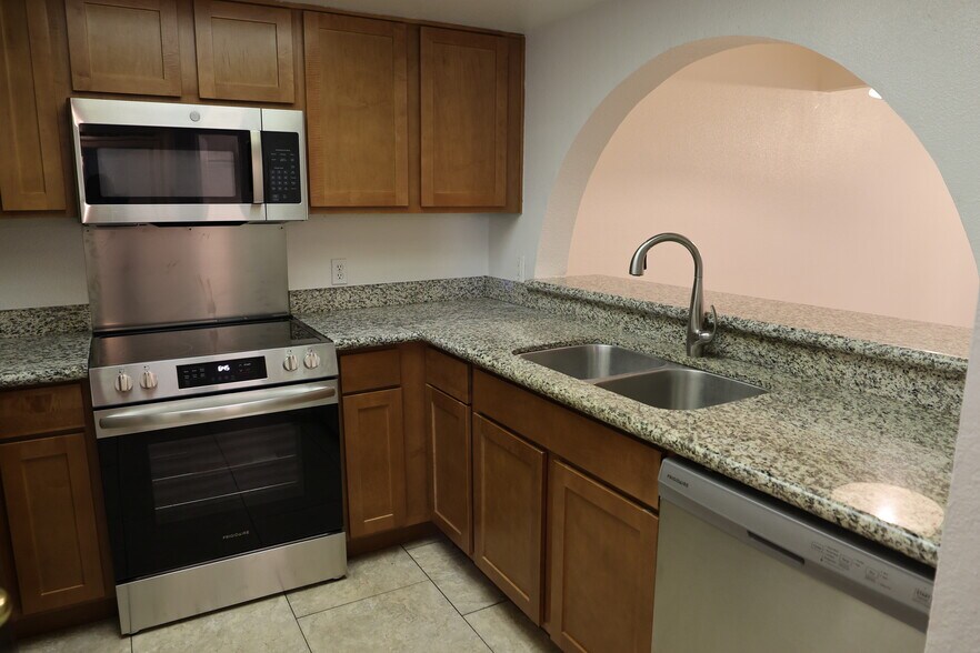 Building Photo - 700 W 14th St