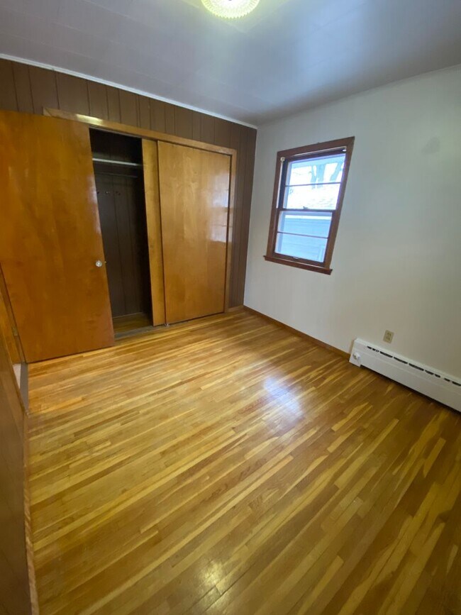 Building Photo - Cozy Home with Double Stall Garage