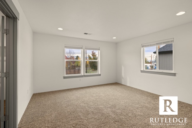 Building Photo - New 3 Bed/2.5 Bath Townhome in Medford