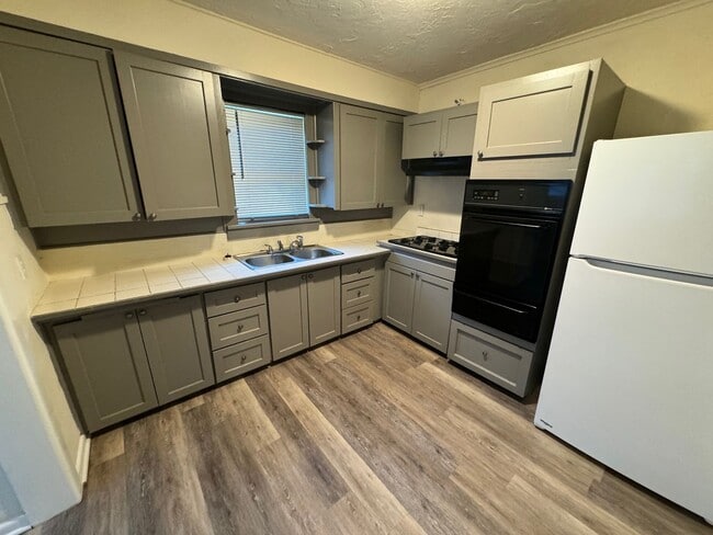 Building Photo - 2 bed 1.5 house with garage storage