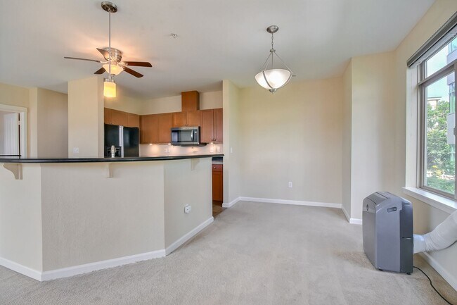 Building Photo - Views of Lake Union Gorgeous 2 bedroom with 2 decks