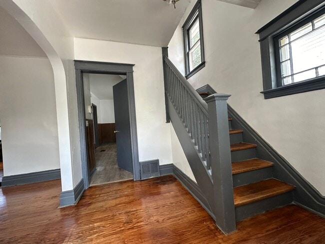 Building Photo - NICE 3 BEDROOMS WITH FULL BATH MOVE-IN READY!