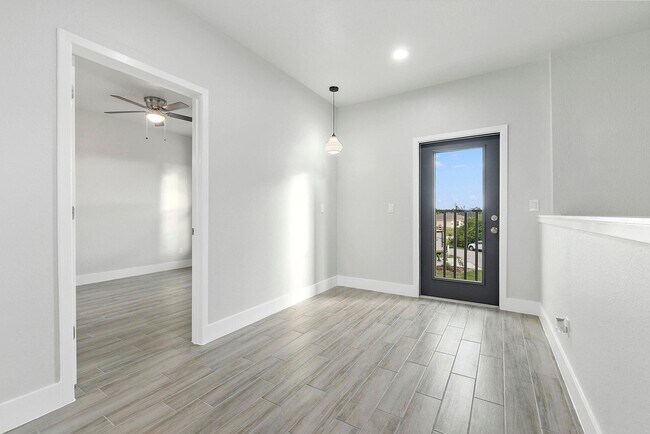 Building Photo - 1351 SW Don Ct