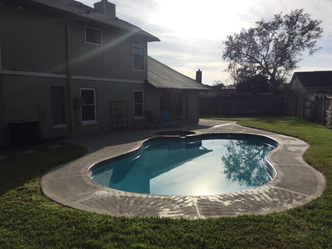 Building Photo - 550 Hassocks Loop