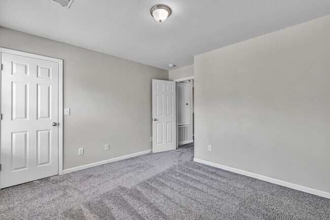 Building Photo - 138 Bermuda Lakes Dr