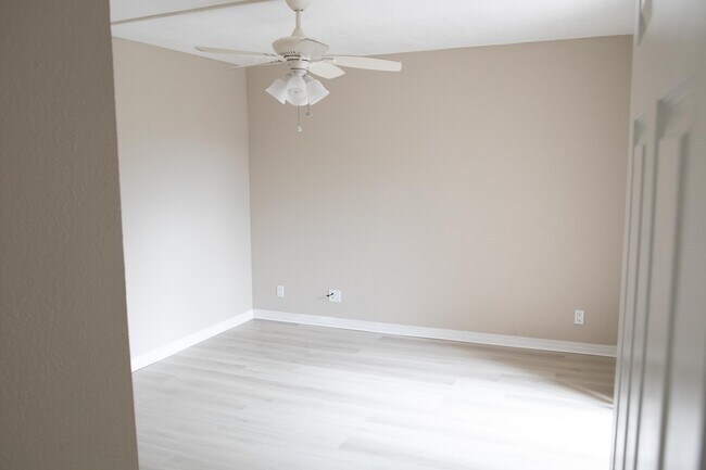 Building Photo - 70 Lake Arbor Dr