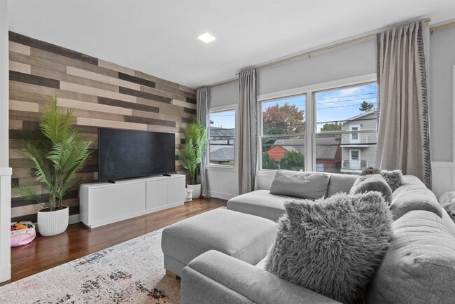 Building Photo - 114 Bleecker St