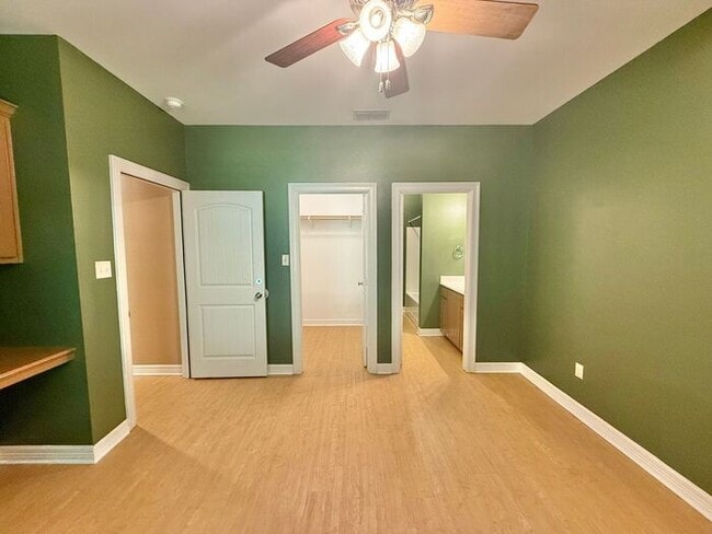 Building Photo - 4 Bedroom 3.5 Bath Duplex in East Tyler!