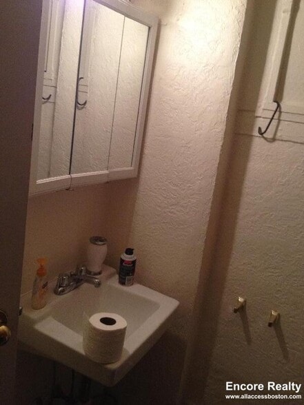 Building Photo - 40 Anderson St