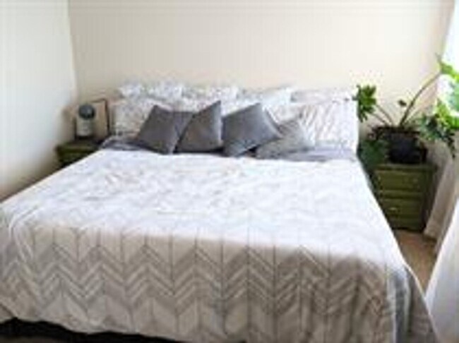 Building Photo - This great condo is a must see!