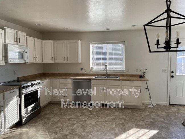 Building Photo - 735 7th Ave E