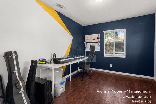 Building Photo - 108 Ash St