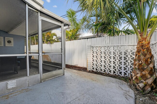 Building Photo - 1761 NE 55th St