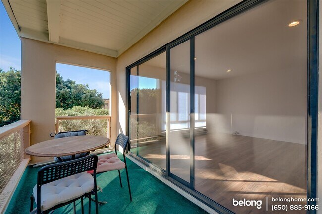 Building Photo - 7 Commodore Dr