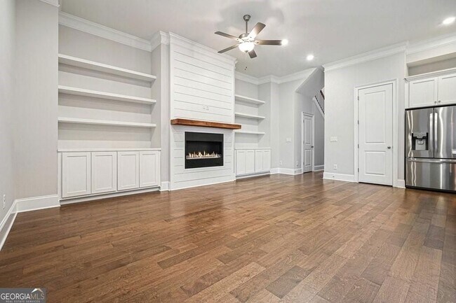 Building Photo - 123 Village Green Ave